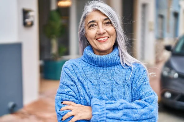 Middle Age Grey Haired Woman Smiling Confident Standing Arms Crossed — Foto de Stock