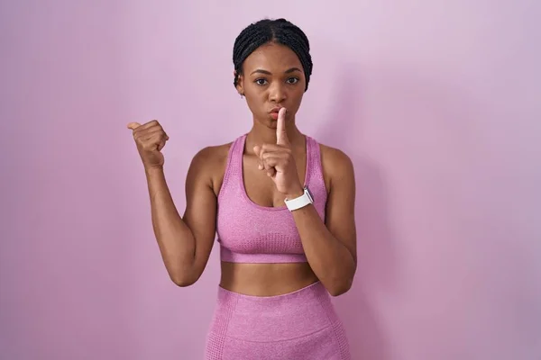 Африканская Американка Косичками Спортивной Одежде Розовом Фоне Просит Молчать Пальцем — стоковое фото