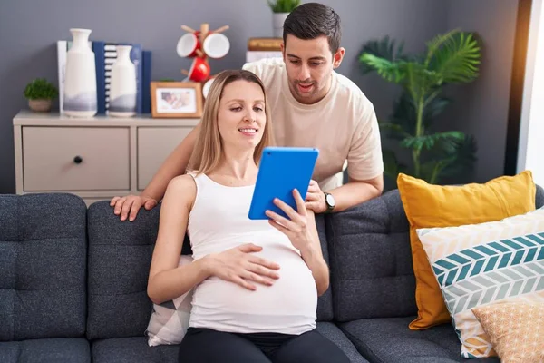 Hombre Mujer Pareja Usando Touchpad Esperando Bebé Casa — Foto de Stock