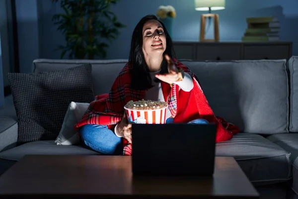 Mulher Hispânica Comendo Pipocas Assistindo Filme Sofá Sorrindo Amigável Oferecendo — Fotografia de Stock