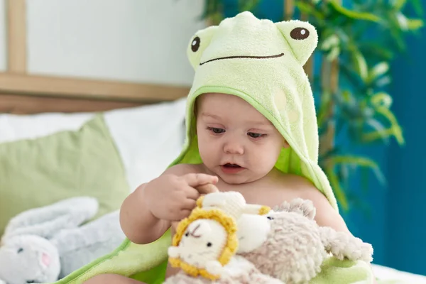 可爱的高加索宝宝穿着可笑的毛巾在卧室玩玩具 — 图库照片