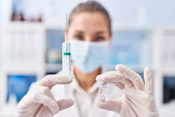 Laboratuvarda Kovid Aşıyı Tutan Genç Kadın Bilim Adamı — Stok fotoğraf