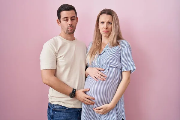 Junges Paar Das Ein Baby Erwartet Steht Deprimiert Vor Rosa — Stockfoto
