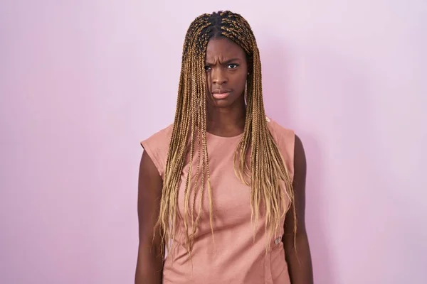 Afro Amerikaanse Vrouw Met Gevlochten Haar Staan Roze Achtergrond Sceptisch — Stockfoto