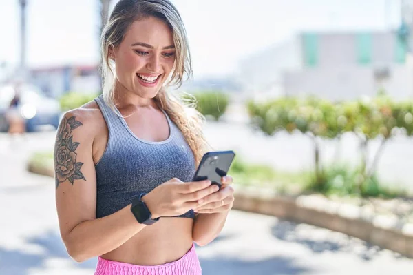Ung Blond Kvinna Bär Sportkläder Med Hjälp Smartphone Gatan — Stockfoto