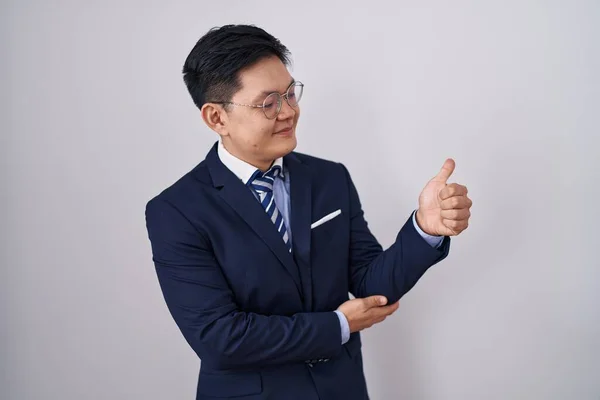 Jeune Homme Asiatique Portant Costume Affaires Cravate Regardant Fier Souriant — Photo