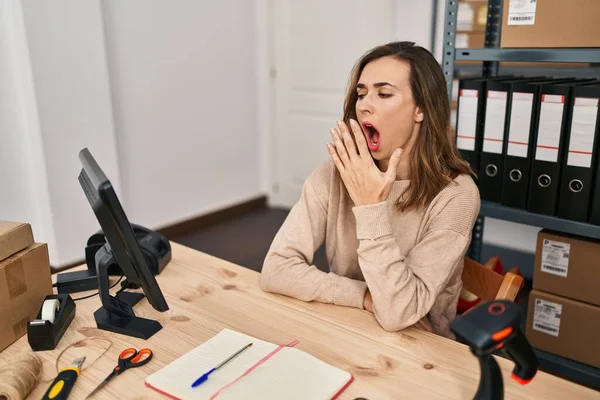 Young Woman Ecommerce Business Worker Tired Yawning Office — Stock Photo, Image