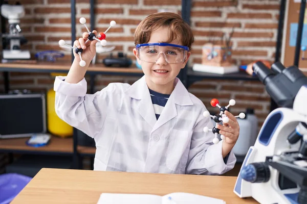 在实验室教室里 他那可敬的惊慌失措的学生面带微笑 自信地拿着分子 — 图库照片