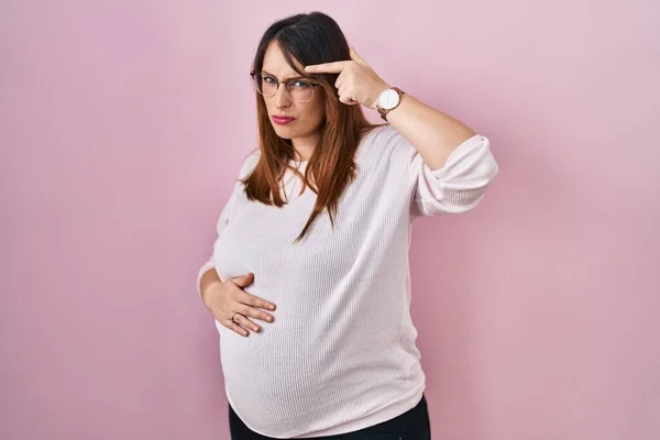 Pregnant Woman Standing Pink Background Pointing Unhappy Pimple Forehead Ugly — Stock Photo, Image