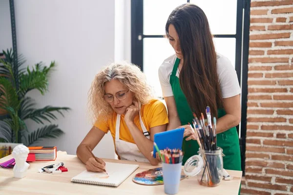 Dos Mujeres Artistas Usando Dibujo Del Touchpad Estudio Arte — Foto de Stock