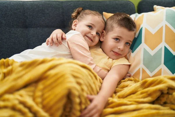 Zwei Kinder Umarmen Sich Hause Auf Sofa Liegend — Stockfoto