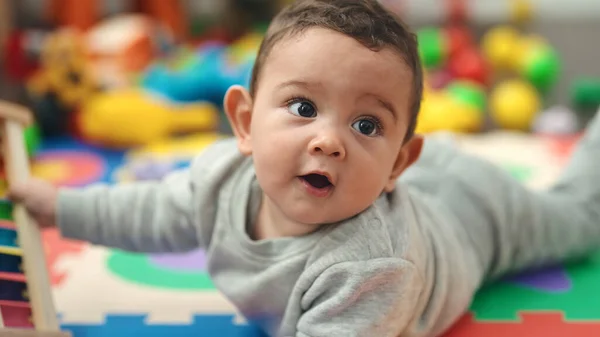 Schattige Spaanse Baby Liggend Vloer Met Ontspannen Uitdrukking Kleuterschool — Stockfoto