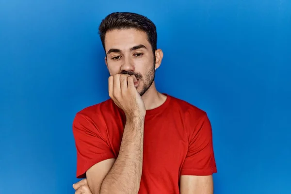 Young Hispanic Man Beard Wearing Red Shirt Blue Background Looking — Stok fotoğraf