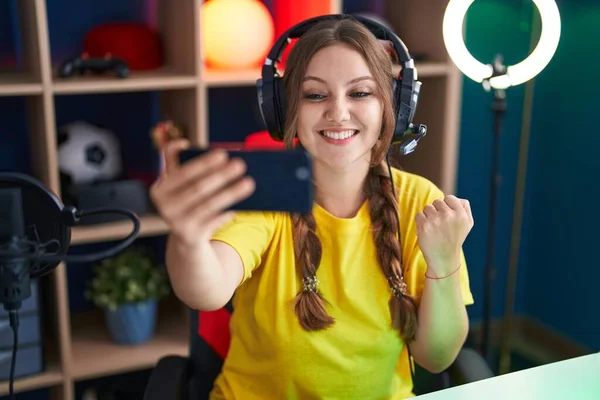 Young Caucasian Woman Playing Video Games Smartphone Screaming Proud Celebrating — Foto de Stock