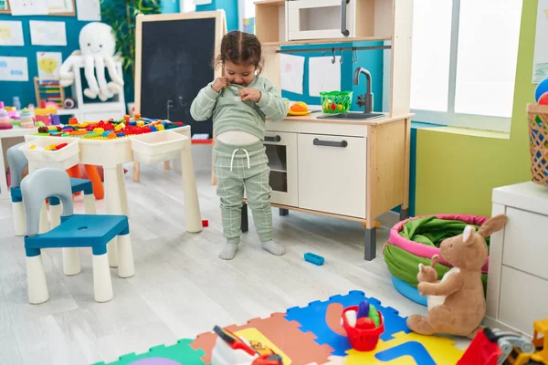 Liebenswertes Hispanisches Kleinkind Spielt Mit Spielküche Kindergarten — Stockfoto