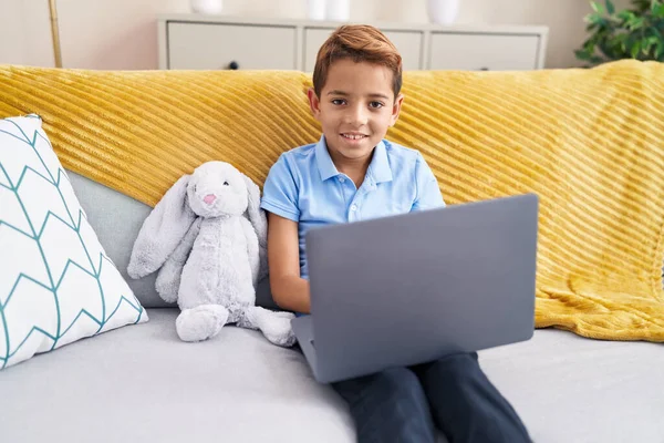 Adorável Menino Hispânico Usando Laptop Sentado Sofá Casa — Fotografia de Stock