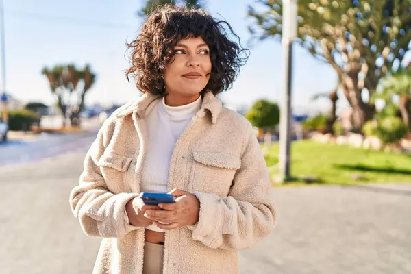 Jovem Bela Mulher Hispânica Sorrindo Confiante Usando Smartphone Parque — Fotografia de Stock