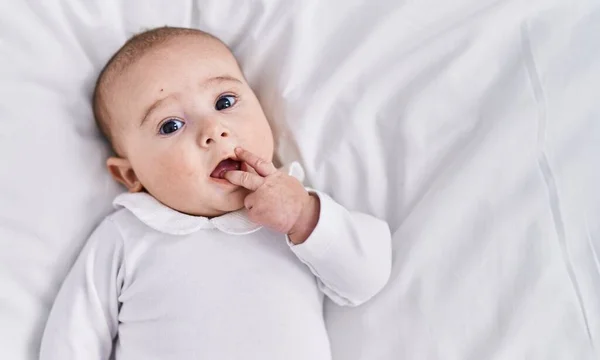 Bedårande Baby Avslappnad Med Fingrar Munnen Liggande Sängen Sovrummet — Stockfoto