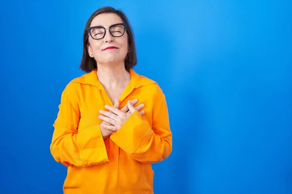 Middle Age Hispanic Woman Wearing Glasses Standing Blue Background Smiling —  Fotos de Stock