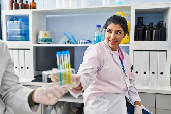 男性と女性の科学者のパートナーは 実験室で試験管を保持 — ストック写真