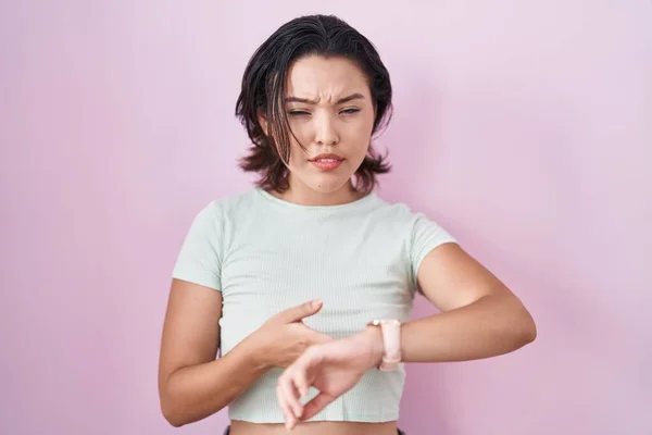 Giovane Donna Ispanica Piedi Sfondo Rosa Fretta Che Punta Guardare — Foto Stock