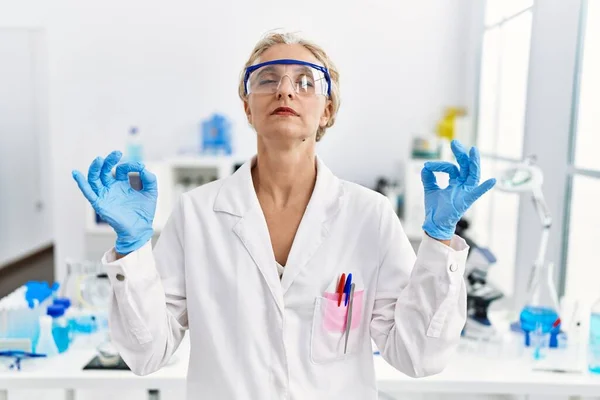 Blondynka Średnim Wieku Pracująca Laboratorium Naukowym Relaksuje Się Uśmiecha Zamkniętymi — Zdjęcie stockowe