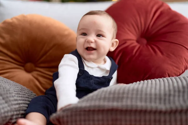 Bedårande Småbarn Ler Tryggt Sittande Soffan Hemma — Stockfoto