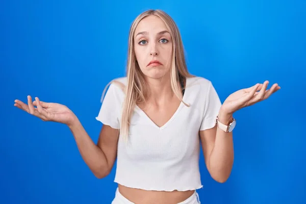 Young Caucasian Woman Standing Blue Background Clueless Confused Expression Arms — Stock Photo, Image