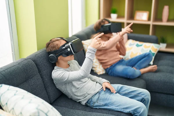 Двое Детей Играют Дома Видеоигру Помощью Очков Виртуальной Реальности — стоковое фото