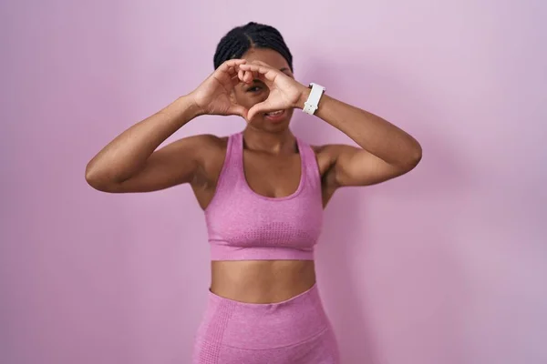 African American Woman Braids Wearing Sportswear Pink Background Doing Heart — Photo
