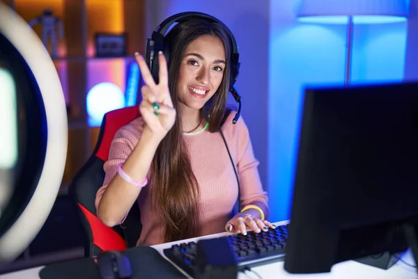 Young Hispanic Woman Playing Video Games Smiling Looking Camera Showing — Photo