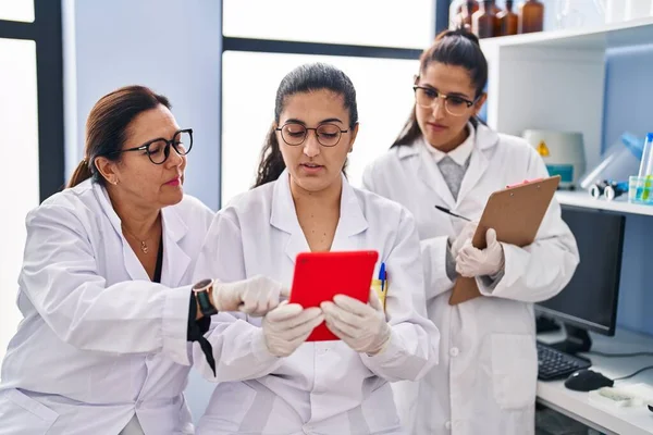 Três Mulheres Cientistas Usando Touchpad Escrevem Lista Verificação Laboratório — Fotografia de Stock