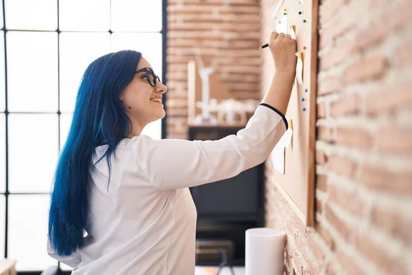 Young Caucasian Woman Business Worker Writing Cork Board Office — Stock Photo, Image
