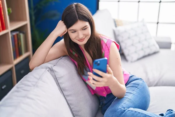 Young Caucasian Woman Using Smartphone Sitting Sofa Home — Stock fotografie