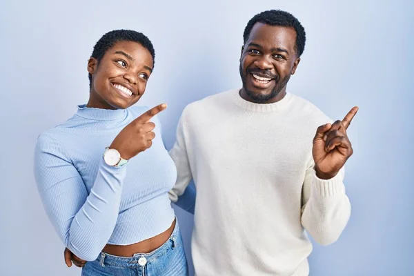 Jovem Casal Afro Americano Sobre Fundo Azul Com Grande Sorriso — Fotografia de Stock