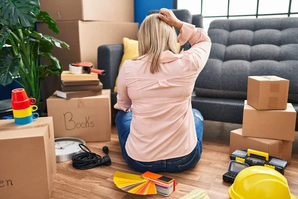 Young Hispanic Woman Moving New Home Sitting Floor Backwards Thinking — Foto de Stock