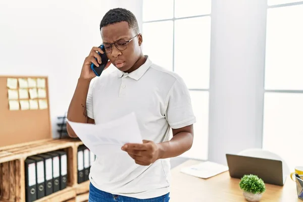 Young African Man Working Speaking Phone Business Office — Φωτογραφία Αρχείου