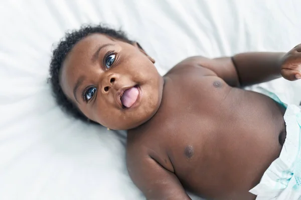 Африканский Американский Ребенок Улыбается Уверенно Лежа Кровати Спальне — стоковое фото