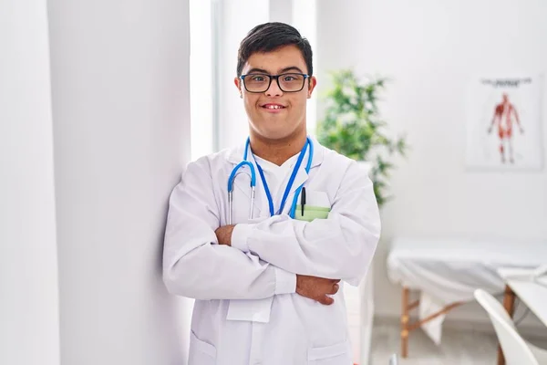 Sendromlu Adam Doktor Üniforması Giyiyor Klinikte Kollarını Kavuşturmuş Duruyor — Stok fotoğraf