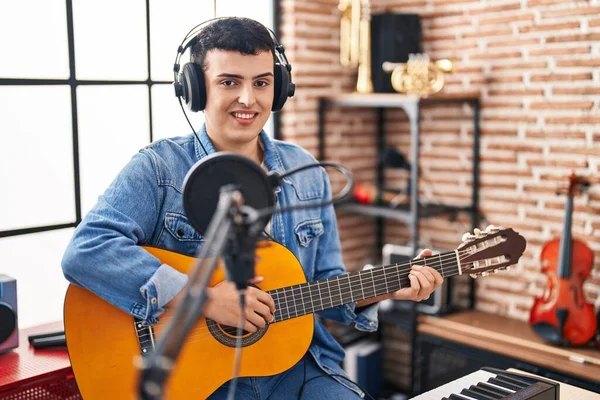 Jovem Não Binário Homem Músico Cantando Música Tocando Guitarra Clássica — Fotografia de Stock