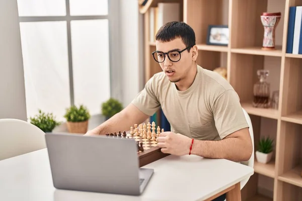 Young Arab Man Playing Chess Online Scared Amazed Open Mouth — Stock Photo, Image