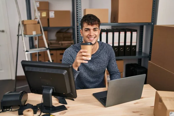 Jovem Hispânico Homem Comércio Eletrônico Trabalhador Negócios Usando Laptop Beber — Fotografia de Stock