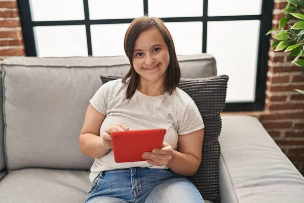 Frau Mit Syndrom Sitzt Mit Touchpad Hause Auf Sofa — Stockfoto