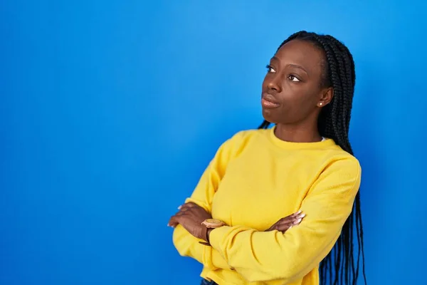 Beautiful Black Woman Standing Blue Background Looking Side Arms Crossed — Stock Photo, Image