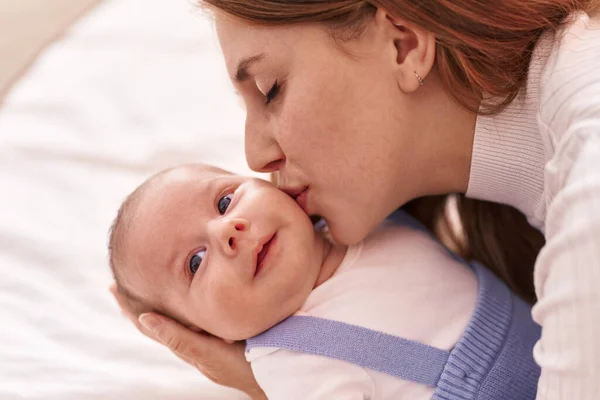 Madre Figlio Sdraiato Sul Letto Baciare Bambino Camera Letto — Foto Stock