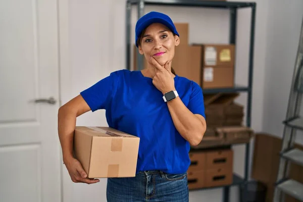 Middle Age Brunette Woman Working Wearing Delivery Uniform Cap Looking — Stok fotoğraf