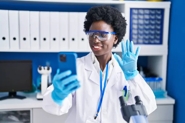 Tânără Africană Care Lucrează Laboratorul Oameni Știință Care Face Apel — Fotografie, imagine de stoc