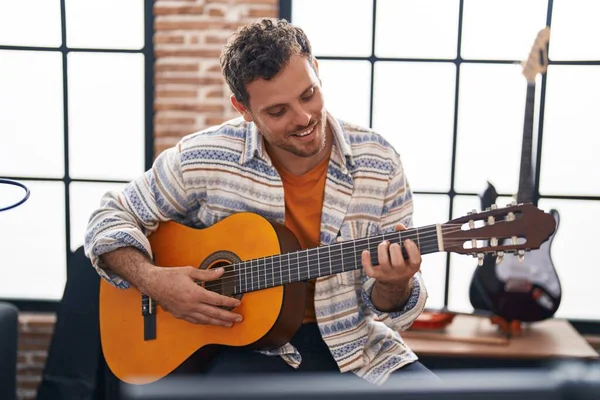 Jovem Músico Hispânico Tocando Guitarra Clássica Estúdio Música — Fotografia de Stock