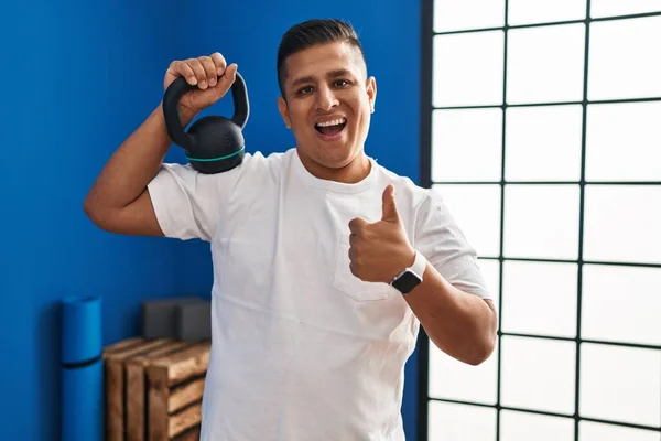 Hispanic Young Man Using Dumbbells Smiling Happy Positive Thumb Doing — Φωτογραφία Αρχείου