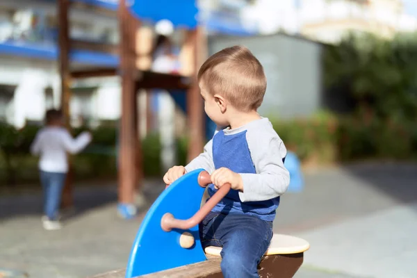 公園の遊び場でスイングで遊んでいる愛らしい幼児 — ストック写真